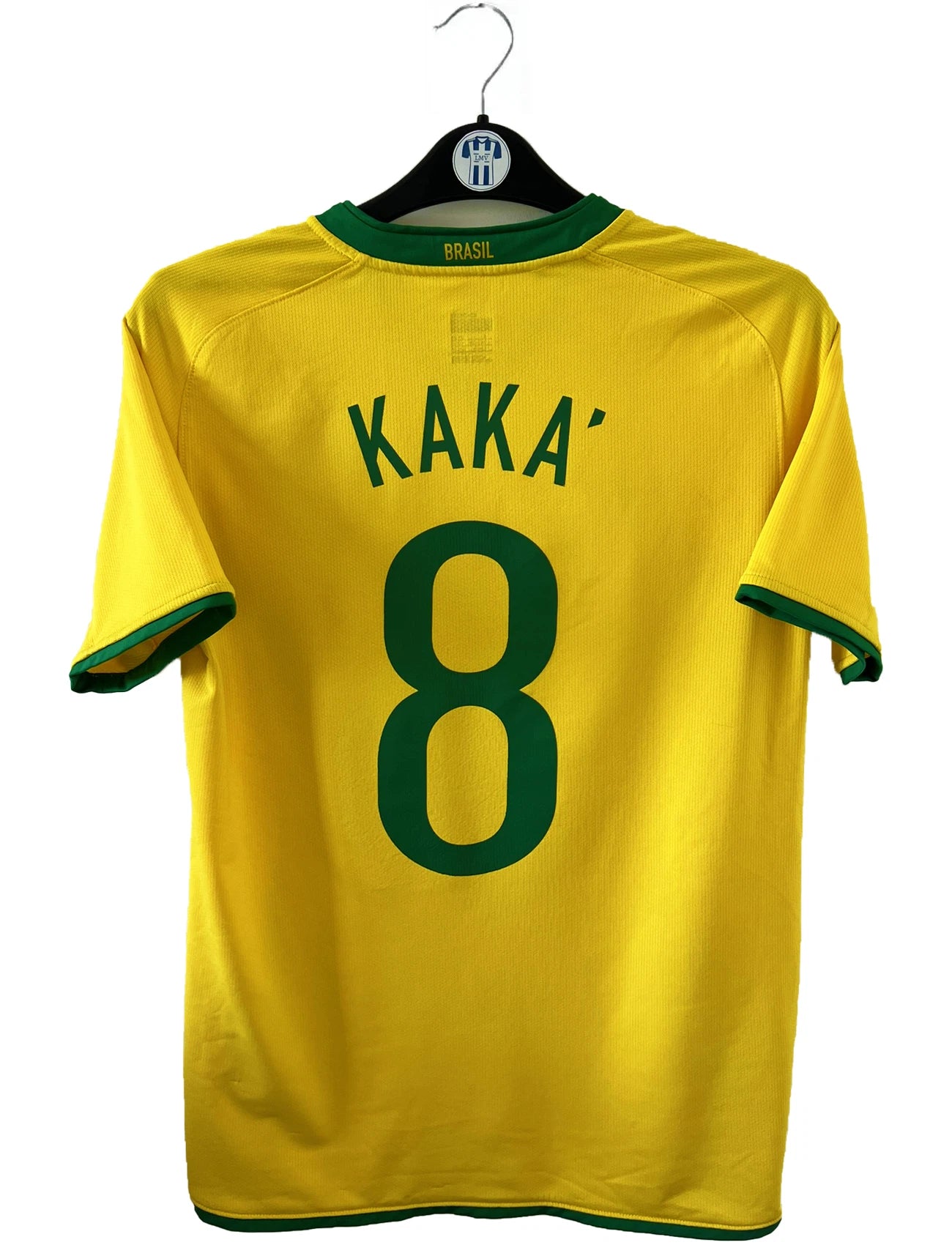 Maillot de foot vintage domicile du Brésil de la saison 2008/2010. On peut retrouver l'équipementier Nike. Le maillot est floqué du numéro 8 Kaka. Il s'agit d'un maillot authentique d'époque comportant les numéros 258949-703.