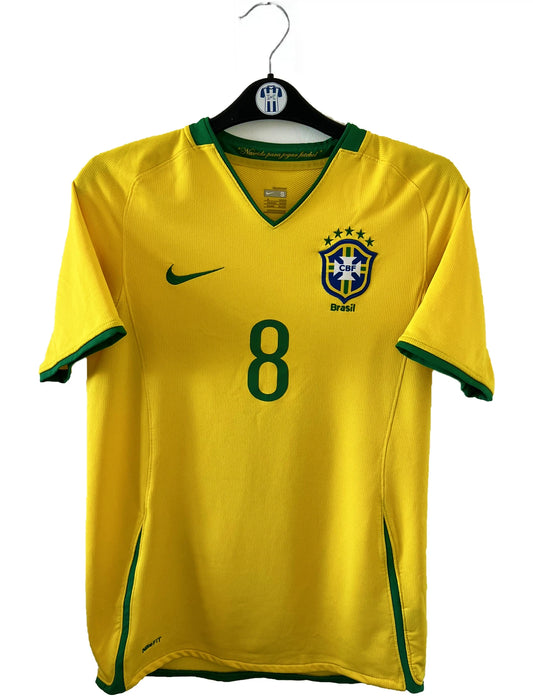 Maillot de foot vintage domicile du Brésil de la saison 2008/2010. On peut retrouver l'équipementier Nike. Le maillot est floqué du numéro 8 Kaka. Il s'agit d'un maillot authentique d'époque comportant les numéros 258949-703.