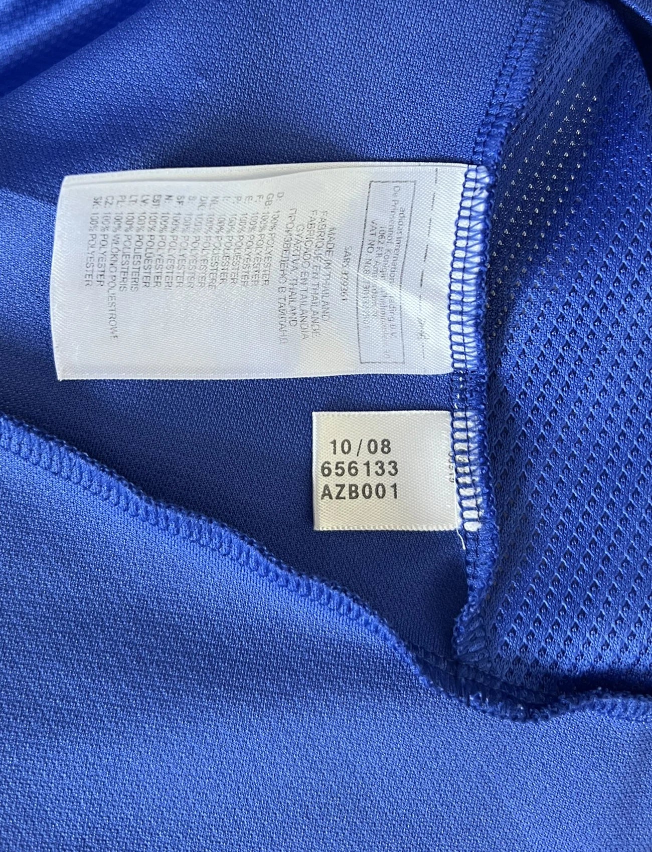 Maillot de foot vintage domicile bleu de chelsea de la saison 2008/2009. On peut retrouver l'équipementier adidas et le sponsor Samsung. Le maillot est floqué du numéro 11 Didier Drogba. Il s'agit d'un maillot authentique d'époque comportant le numéro 656133