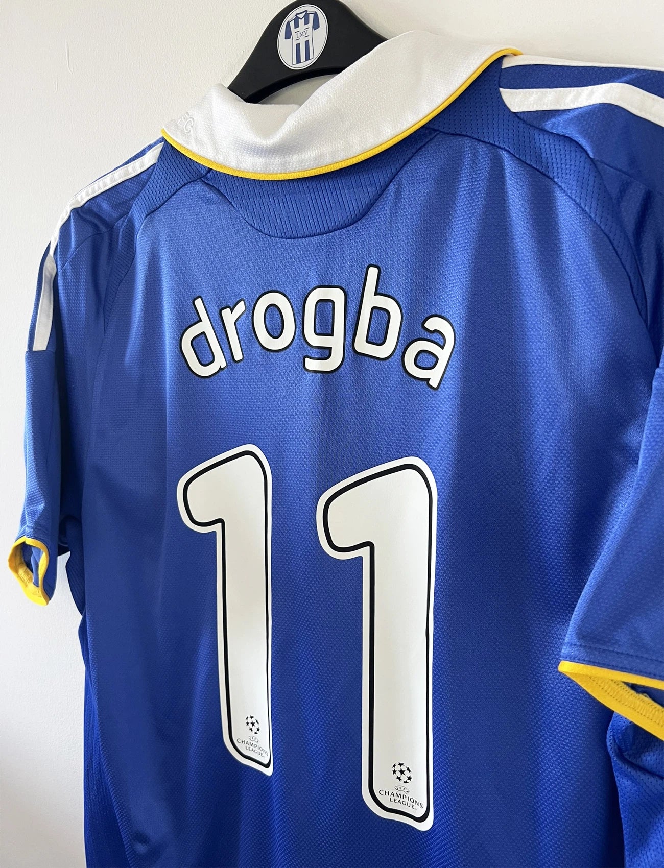 Maillot de foot vintage domicile bleu de chelsea de la saison 2008/2009. On peut retrouver l'équipementier adidas et le sponsor Samsung. Le maillot est floqué du numéro 11 Didier Drogba. Il s'agit d'un maillot authentique d'époque comportant le numéro 656133