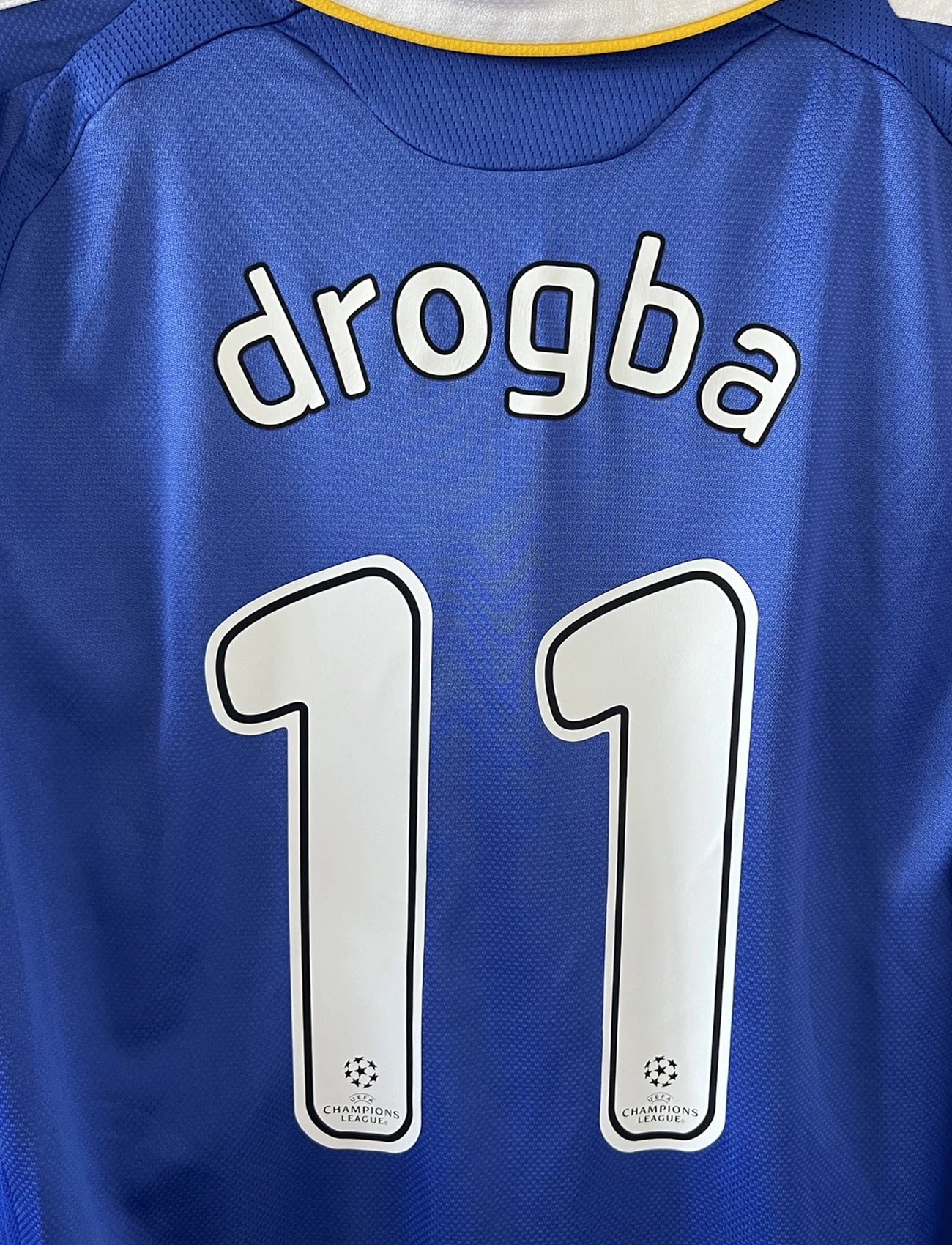 Maillot de foot vintage domicile bleu de chelsea de la saison 2008/2009. On peut retrouver l'équipementier adidas et le sponsor Samsung. Le maillot est floqué du numéro 11 Didier Drogba. Il s'agit d'un maillot authentique d'époque comportant le numéro 656133