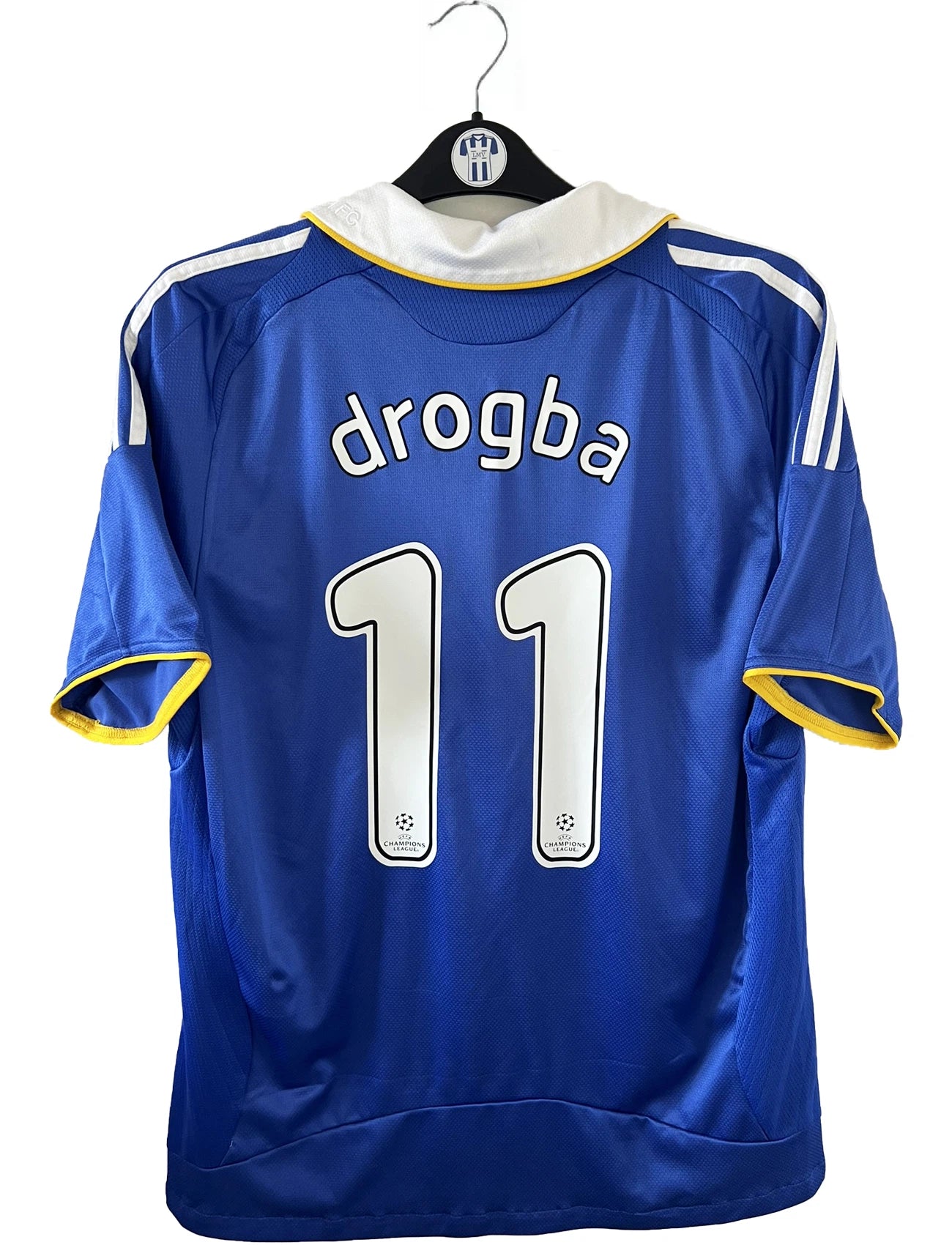 Maillot de foot vintage domicile bleu de chelsea de la saison 2008/2009. On peut retrouver l'équipementier adidas et le sponsor Samsung. Le maillot est floqué du numéro 11 Didier Drogba. Il s'agit d'un maillot authentique d'époque comportant le numéro 656133