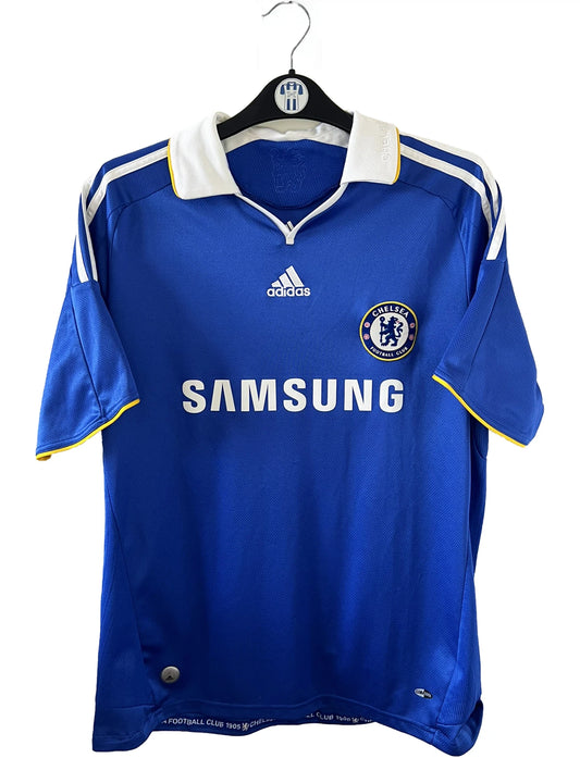 Maillot de foot vintage domicile bleu de chelsea de la saison 2008/2009. On peut retrouver l'équipementier adidas et le sponsor Samsung. Le maillot est floqué du numéro 11 Didier Drogba. Il s'agit d'un maillot authentique d'époque comportant le numéro 656133