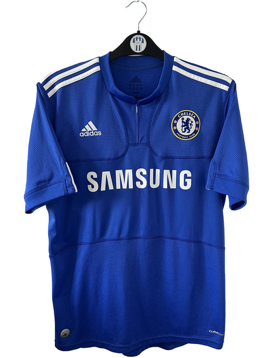 Maillot de foot vinage domicile bleu de chelsea de la saison 2009/2010. On peut retrouver l'équipementier adidas et le sponsor samsung. Le maillot est floqué du numéro 8 Lampard. Il s'agit d'un maillot authentique d'époque comportant les numéros E84291