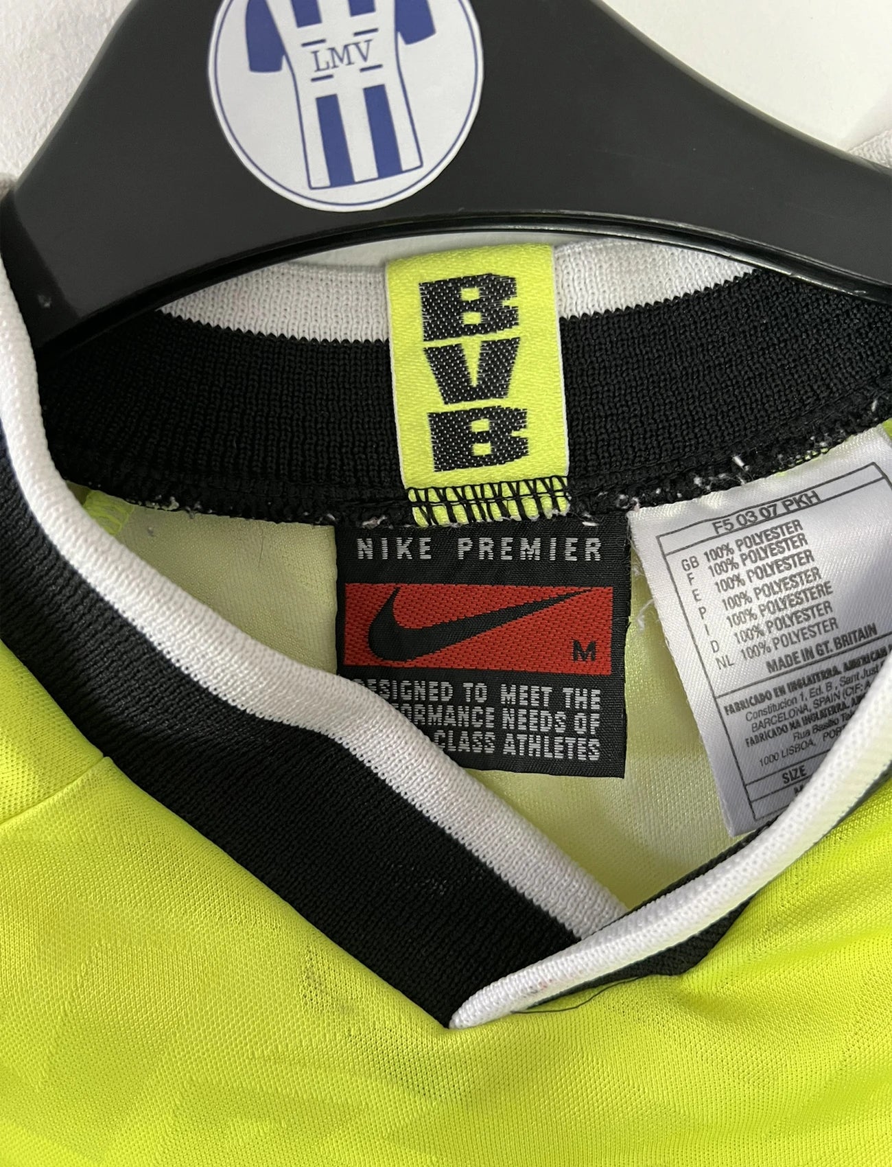 Maillot de foot vintage domicile jaune et noir de dortmund de la saison 1995/96. On peut retrouver l'équipementier nike et le sponsor die continental. Le maillot est floqué du numéro 10 Moller