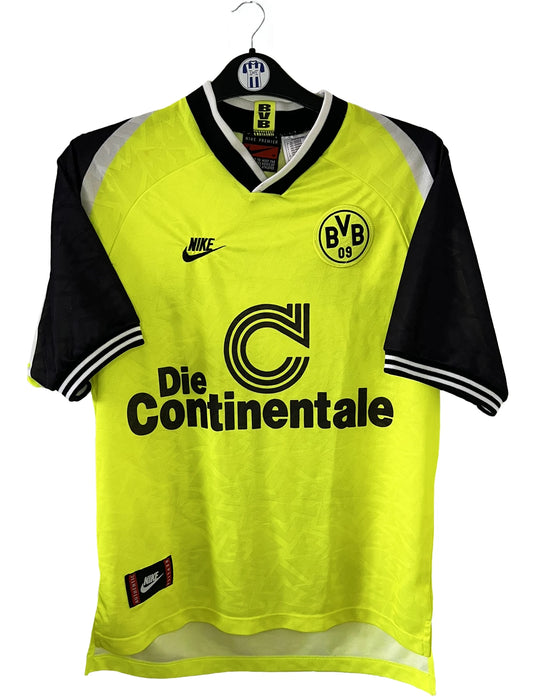 Maillot de foot vintage domicile jaune et noir de dortmund de la saison 1995/96. On peut retrouver l'équipementier nike et le sponsor die continental. Le maillot est floqué du numéro 10 Moller