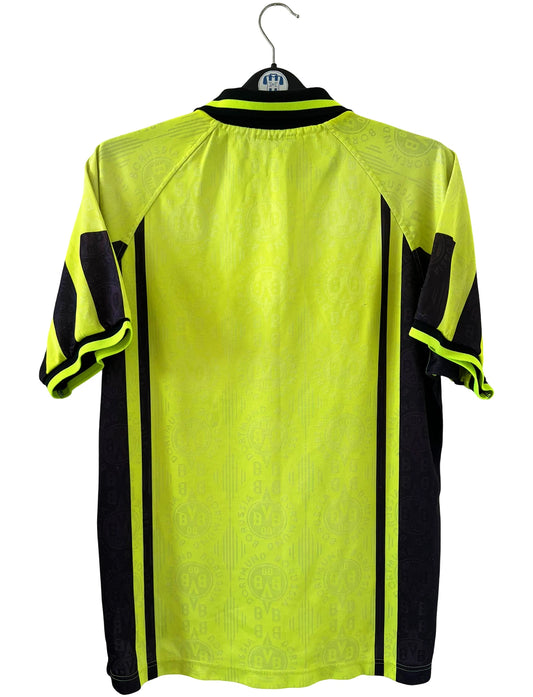 Maillot de foot vintage domicile jaune et noir de dortmund de la saison 1996/1997. On peut retrouver l'équipementier Nike et le sponsor Die Continentale. Il s'agit d'un maillot authentique d'époque.