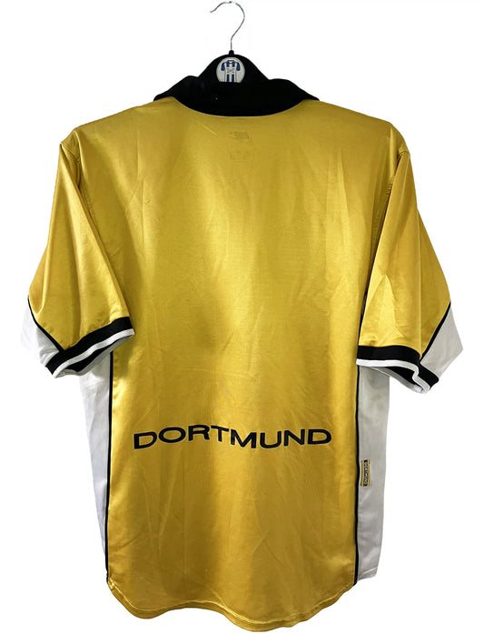 Maillot de foot vintage domicile jaune du Borussia Dortmund de la saison 1998/1999. On peut retrouver l'équipementier Nike et le sponsor S.Oliver. Il s'agit d'un maillot authentique d'époque.