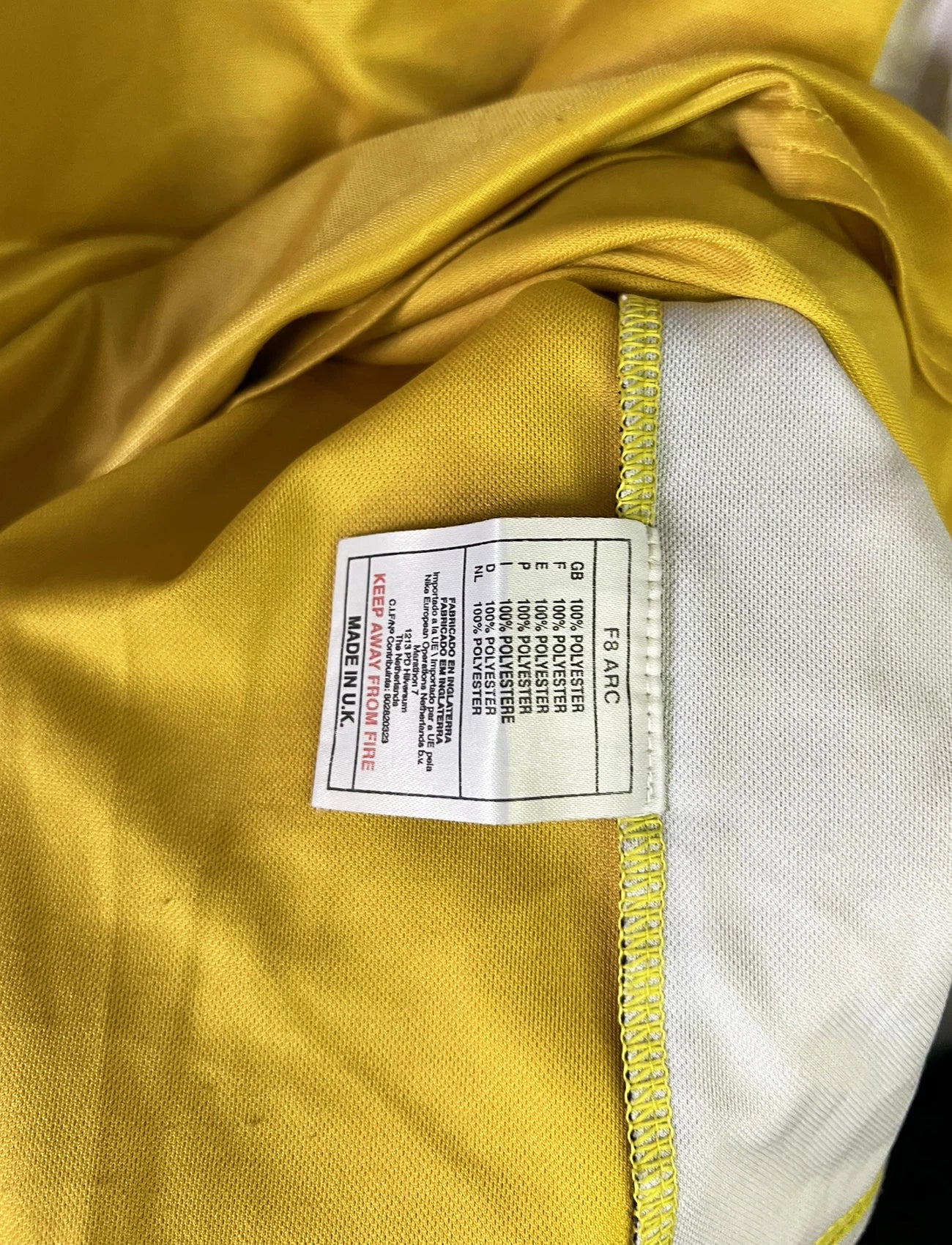 Maillot de foot vintage domicile jaune du Borussia Dortmund de la saison 1998/1999. On peut retrouver l'équipementier Nike et le sponsor S.Oliver. Il s'agit d'un maillot authentique d'époque.