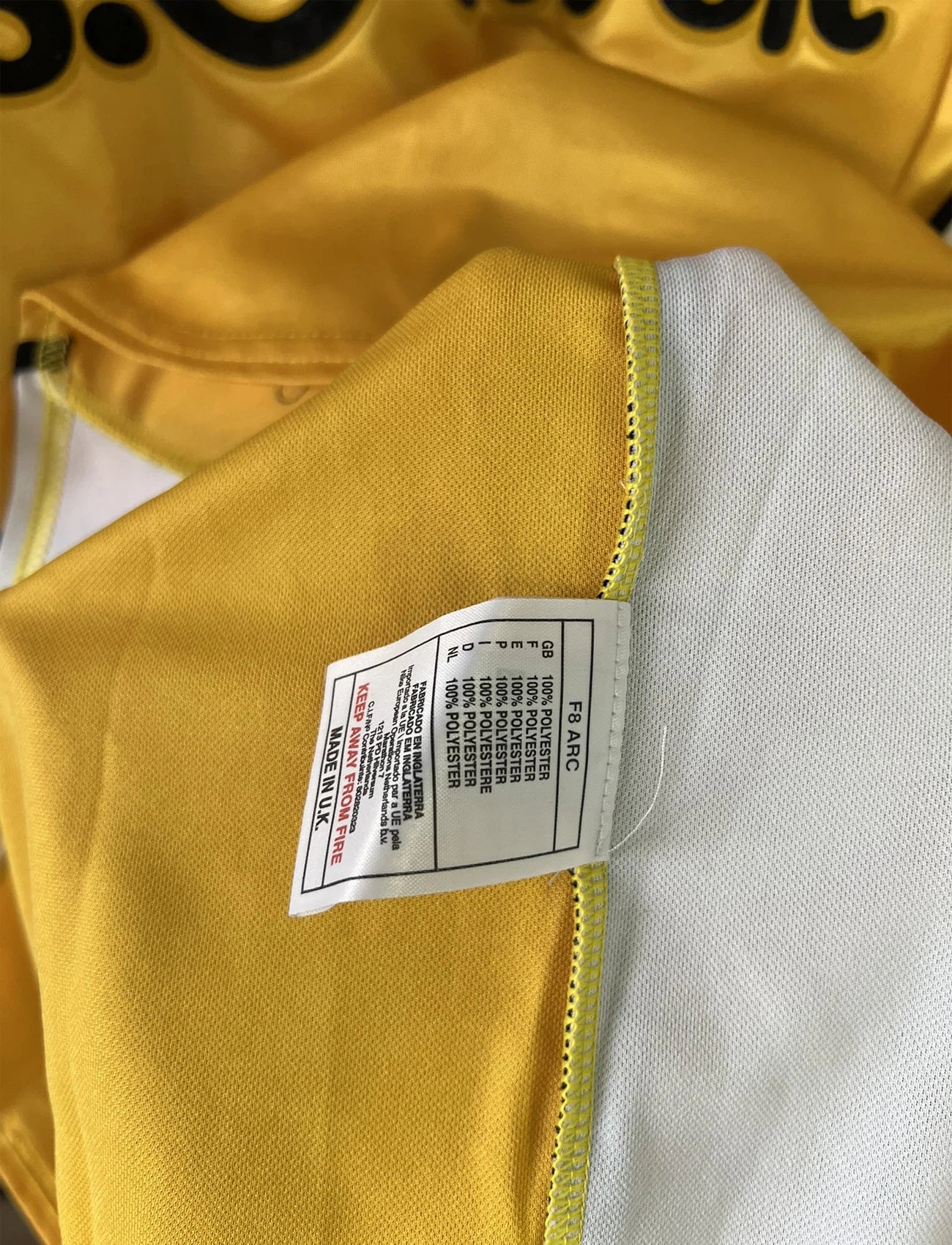 Maillot de foot vintage domicile jaune du borussia dortmund de la saison 1998/1999. On peut retrouver l'équipementier Nike et le sponsor S.Oliver. Le maillot est floqué du numéro 5 Jürgen Kohler. Il s'agit d'un maillot authentique d'époque.