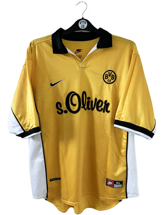 Maillot de foot vintage domicile jaune du borussia dortmund de la saison 1998/1999. On peut retrouver l'équipementier Nike et le sponsor S.Oliver. Le maillot est floqué du numéro 5 Jürgen Kohler. Il s'agit d'un maillot authentique d'époque.