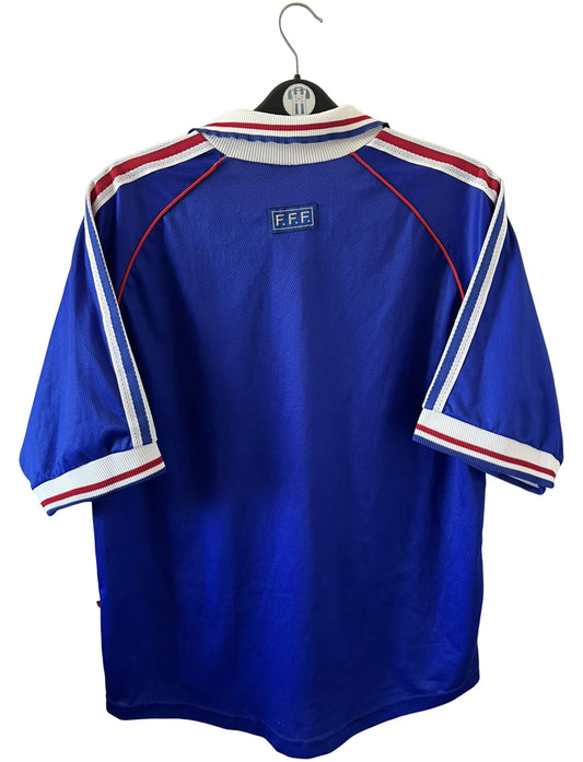 Maillot foot vintage domicile equipe de france 1998 bleu blanc et rouge. On peut retrouver l'équipementier adidas. Il s'agit d'un maillot authentique d'époque.
