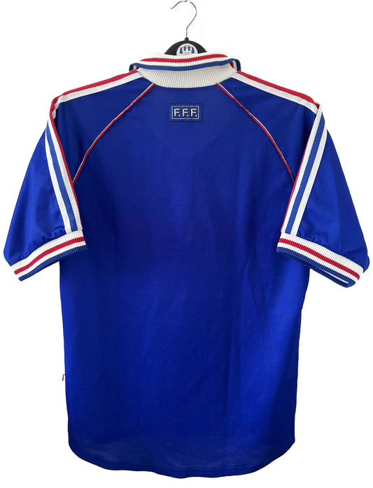 Maillot foot vintage domicile equipe de france 1998 bleu blanc et rouge. On peut retrouver l'équipementier adidas. Ils 'agit d'un maillot authentique d'époque.
