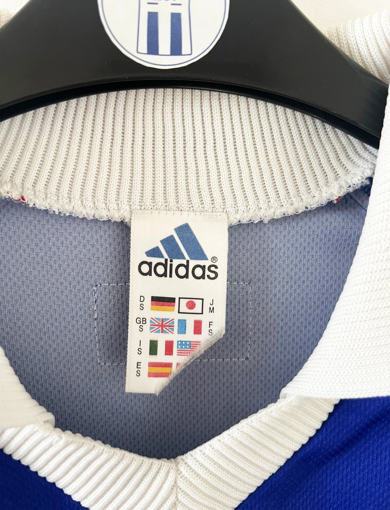 Maillot foot vintage domicile equipe de france 1998 bleu blanc et rouge. On peut retrouver l'équipementier adidas. Ils 'agit d'un maillot authentique d'époque.