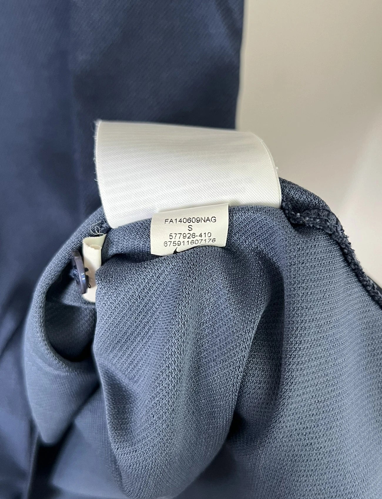 Maillot foot vintage domicile de l'équipe de france 2014. On peut retrouver l'équipementier nike. Le maillot est floqué du numéro 11 Antoine Griezmann. Il s'agit d'un maillot authentique d'époque comportant l'étiquette 577926-410