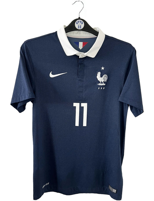 Maillot foot vintage domicile de l'équipe de france 2014. On peut retrouver l'équipementier nike. Le maillot est floqué du numéro 11 Antoine Griezmann. Il s'agit d'un maillot authentique d'époque comportant l'étiquette 577926-410