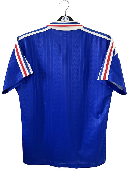 Maillot de foot vintage domicile bleu blanc et rouge de l'équipe de france 1994. On peut retrouver l'équipementier adidas. Il s'agit d'un maillot authentique d'époque