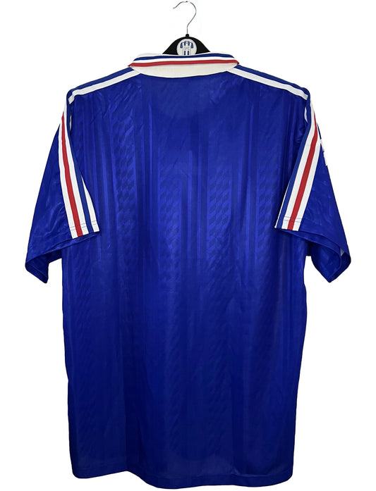 Maillot de foot vintage domicile bleu de l'équipe de france 1994. On peut retrouver l'équipementier Adidas. Il s'agit d'un maillot authentique d'époque.