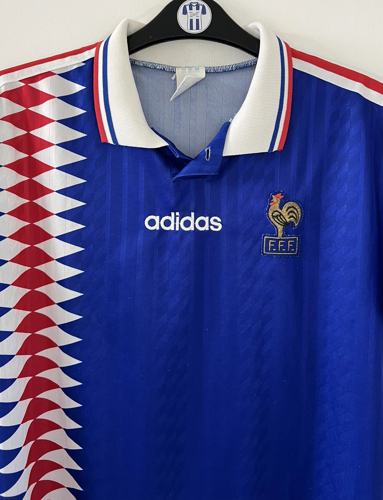 Maillot de foot vintage domicile bleu blanc et rouge de l'équipe de france 1994. On peut retrouver l'équipementier adidas. Il s'agit d'un maillot authentique d'époque