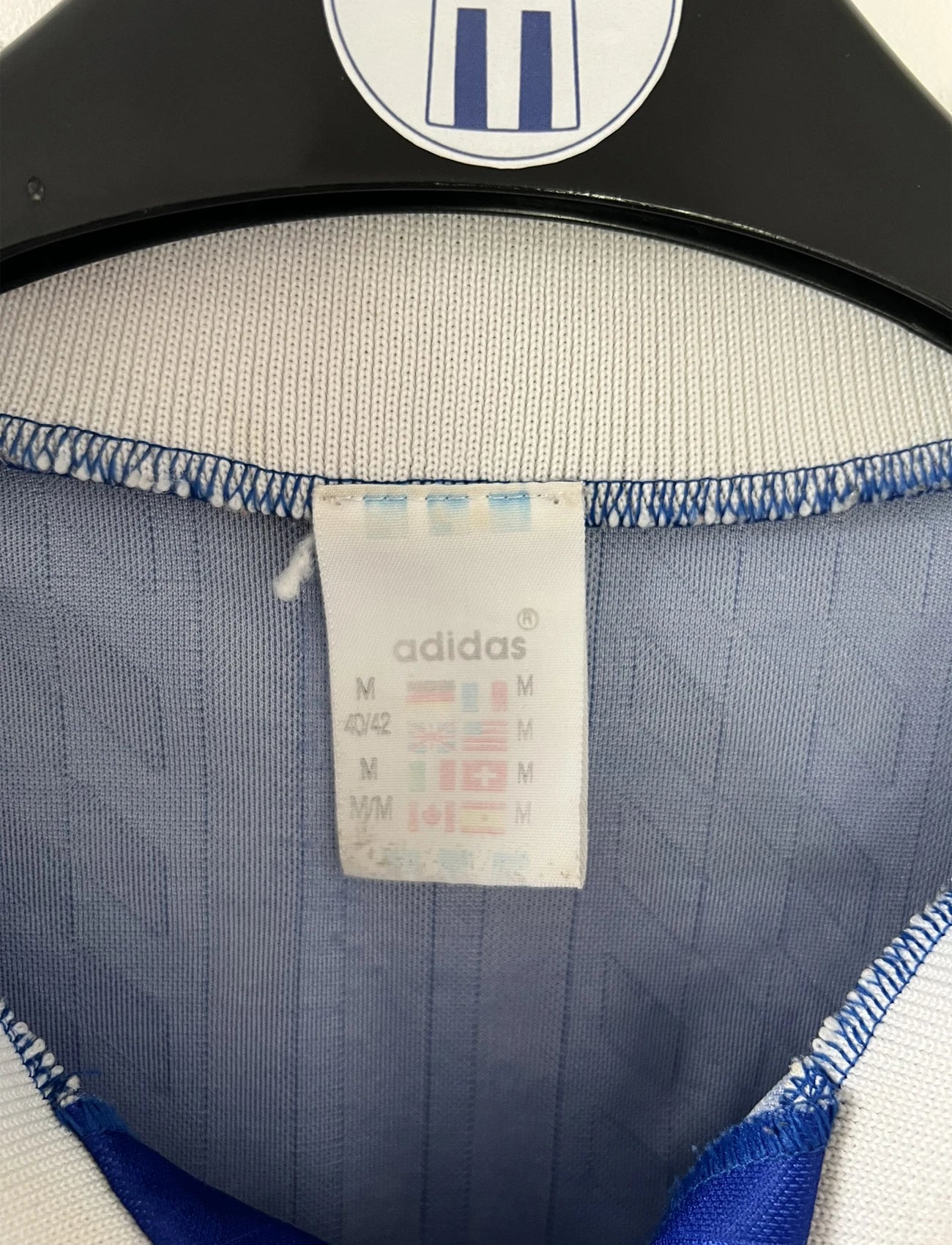 Maillot de foot vintage domicile bleu blanc et rouge de l'équipe de france 1994. On peut retrouver l'équipementier adidas. Il s'agit d'un maillot authentique d'époque