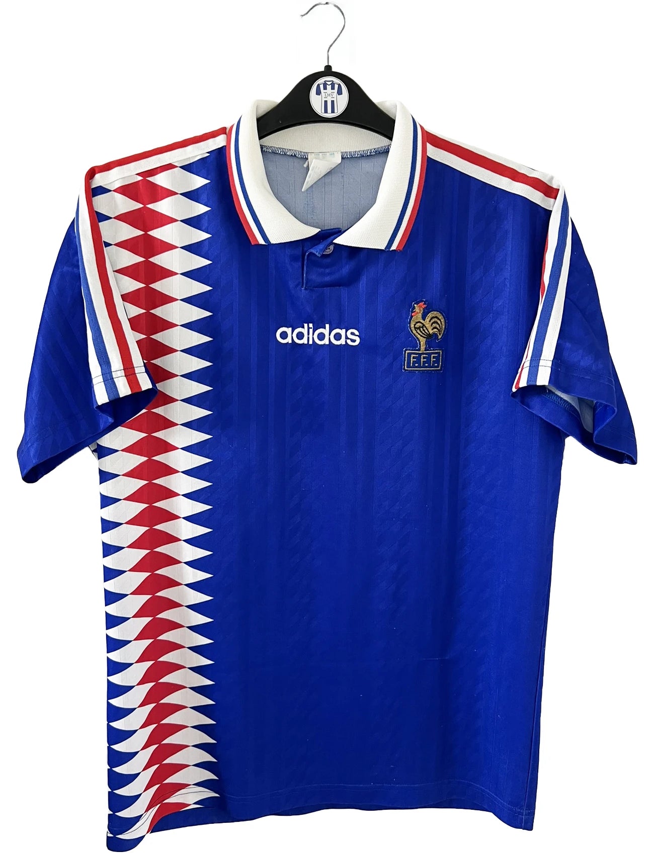 Maillot de foot vintage domicile bleu blanc et rouge de l'équipe de france 1994. On peut retrouver l'équipementier adidas. Il s'agit d'un maillot authentique d'époque