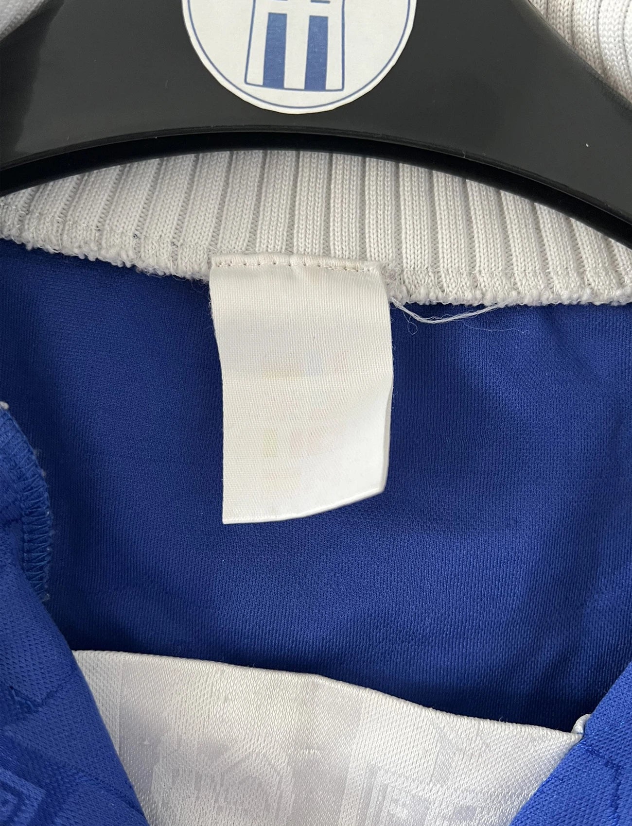 Maillot de foot vintage domicile de l'équipe de france 1996 de couleur bleu blanc et rouge. On peut retrouver l'équipementier adidas et le coq sans étoile. Il s'agit d'un maillot authentique d'époque.