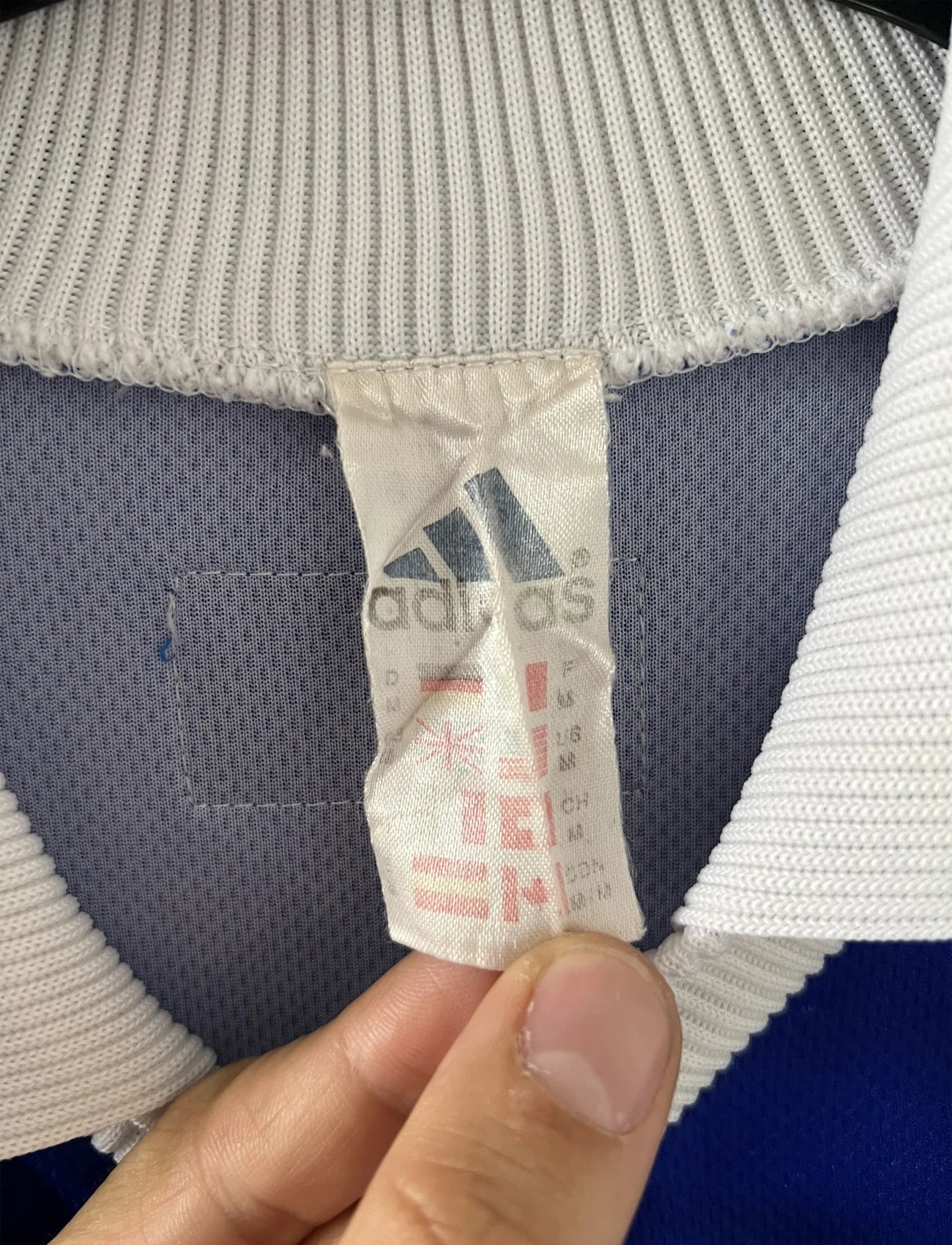 Maillot foot vintage domicile equipe de france 1998 bleu blanc et rouge. On peut retrouver l'équipementier adidas. Ils 'agit d'un maillot authentique d'époque floqué Zinedine Zidane