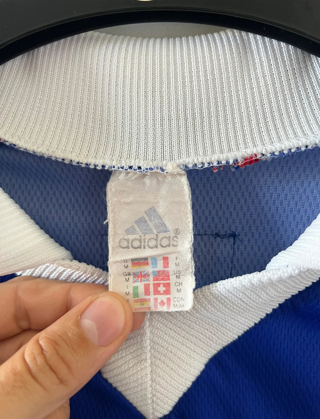 Maillot foot vintage domicile equipe de france 1998 bleu blanc et rouge. On peut retrouver l'équipementier adidas. Il s'agit d'un maillot authentique d'époque avec la signature et l'édition pour toi Zidane.