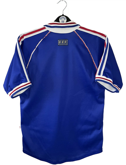 Maillot de foot vintage domicile bleu de l'équipe de france 1998. On peut retrouver l'équipementier Adidas. Il s'agit d'un maillot authentique d'époque.