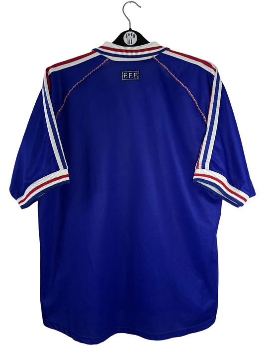 Maillot de foot vintage domicile bleu de l'Equipe de France 1998. On peut retrouver l'équipementier Adidas. Il s'agit d'un maillot authentique d'époque.