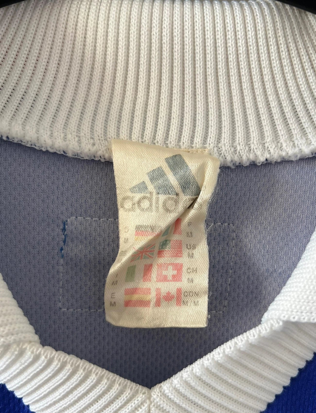 Maillot de foot vintage domicile bleu blanc et rouge de l'équipe de france 1998. On peut retrouver l'équipementier Adidas. Il s'agit d'un maillot authentique d'époque.