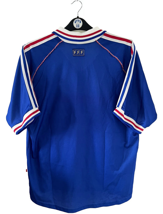 Maillot de foot vintage domicile bleu de l'équipe de france 1998. On peut retrouver l'équipementier adidas. Le maillot est signé avec la mention pour toi fabien barthez. Il s'agit d'un maillot authentique d'époque.