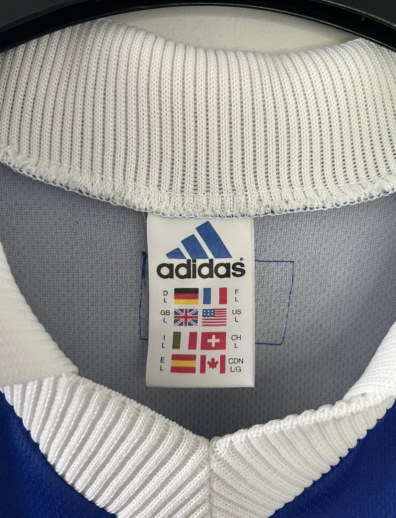 Maillot de foot vintage domicile bleu de l'équipe de france 1998. On peut retrouver l'équipementier adidas. Le maillot est signé avec la mention pour toi fabien barthez. Il s'agit d'un maillot authentique d'époque.