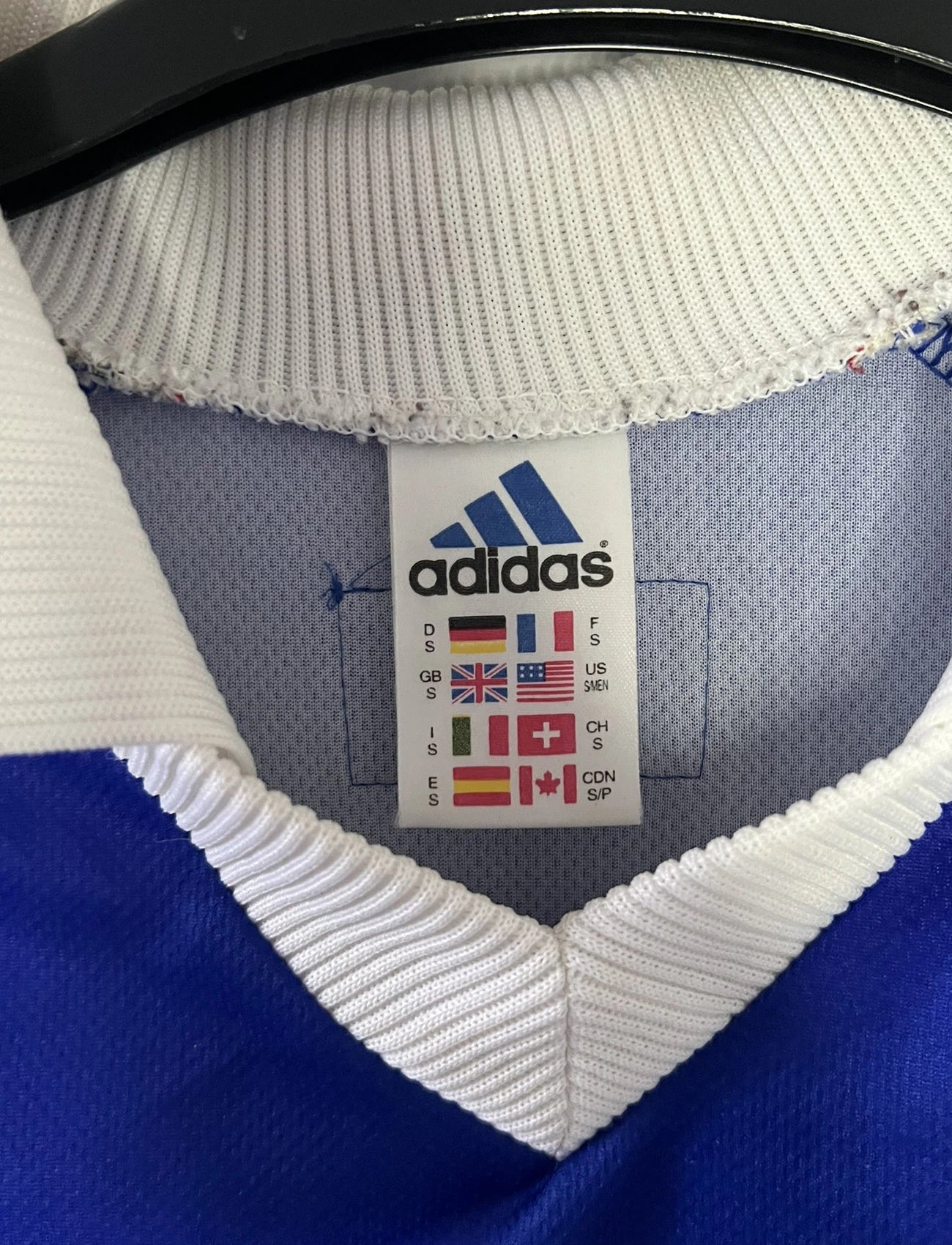 Maillot de foot vintage domicile bleu de l'équipe de france 1998. On peut retrouver l'équipementier Adidas. Le maillot est floqué du numéro 10 Zinedine Zidane. Il s'agit d'un maillot authentique d'époque.