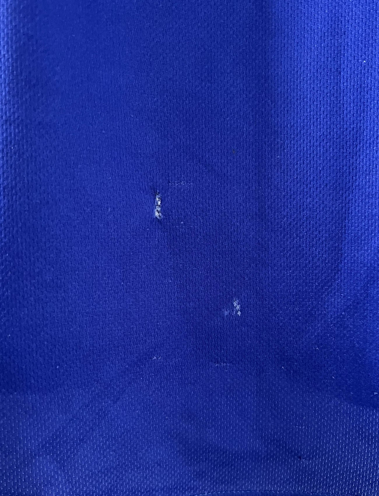 Maillot de foot vintage domicile bleu blanc et rouge de l'équipe de france 1998. On peut retrouver l'équipementier Adidas. Le maillot est floqué du numéro 10 Zinedine Zidane. Il s'agit d'un maillot authentique d'époque.