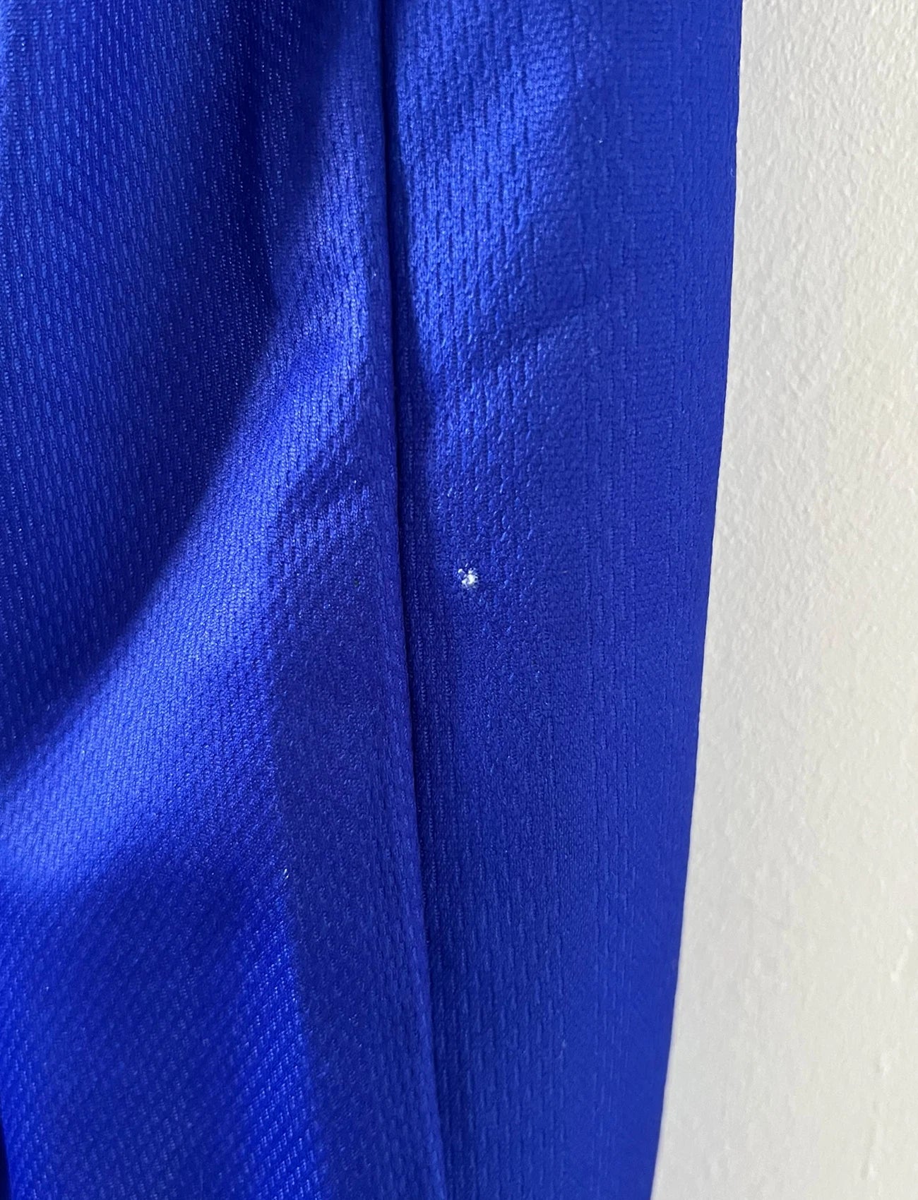Maillot de foot vintage domicile bleu blanc et rouge de l'équipe de france 1998. On peut retrouver l'équipementier Adidas. Le maillot est floqué du numéro 10 Zinedine Zidane. Il s'agit d'un maillot authentique d'époque.