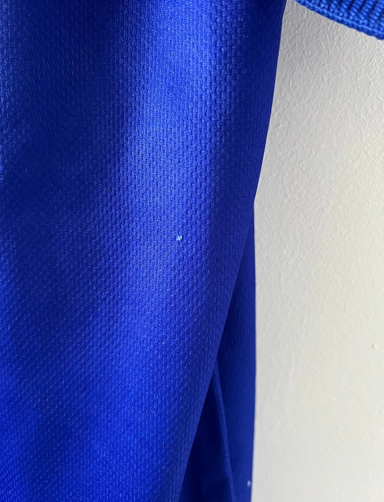 Maillot de foot vintage domicile bleu blanc et rouge de l'équipe de france 1998. On peut retrouver l'équipementier Adidas. Le maillot est floqué du numéro 10 Zinedine Zidane. Il s'agit d'un maillot authentique d'époque.
