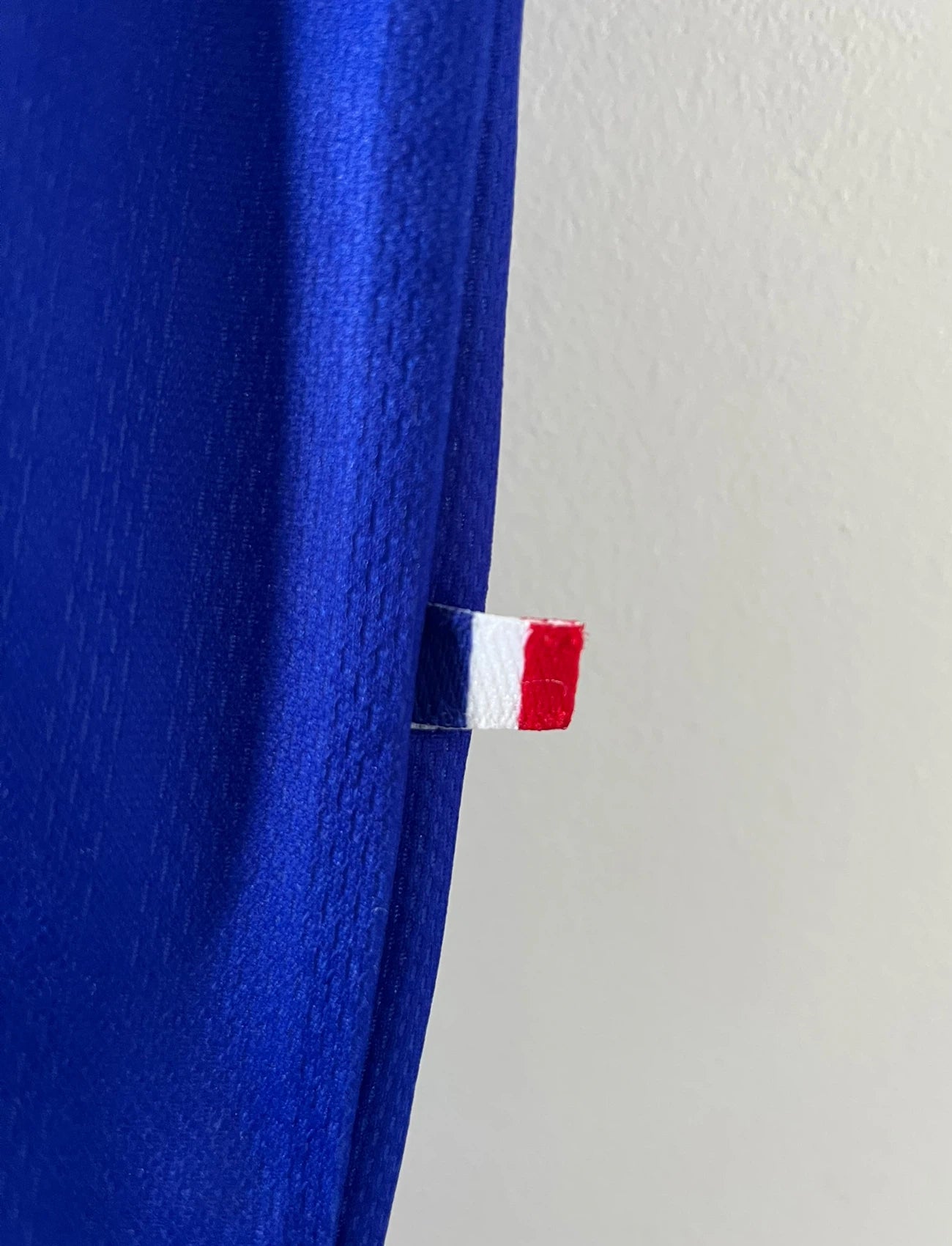 Maillot de foot vintage domicile bleu blanc et rouge de l'équipe de france 1998. On peut retrouver l'équipementier Adidas. Le maillot est floqué du numéro 10 Zinedine Zidane. Il s'agit d'un maillot authentique d'époque.
