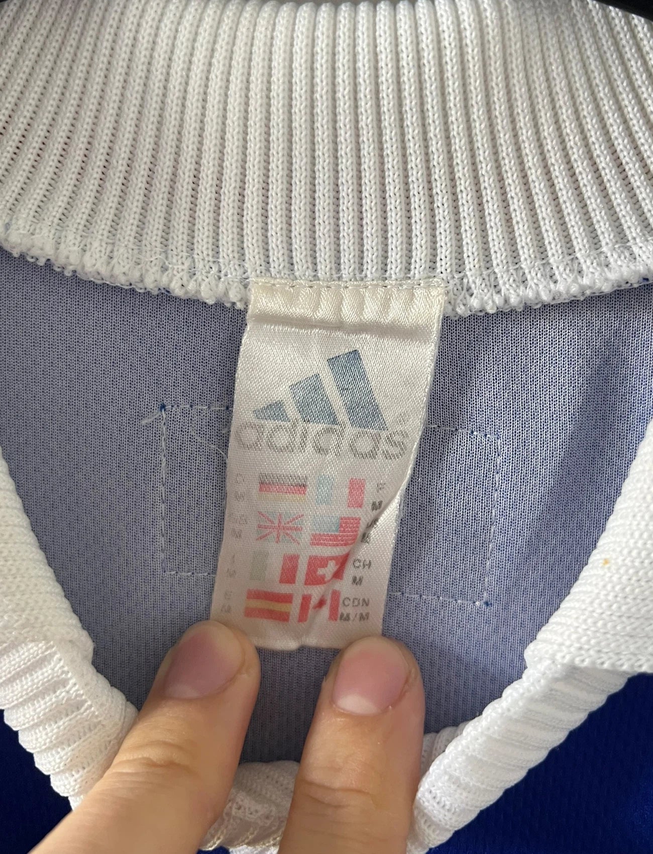 Maillot de foot vintage domicile bleu blanc et rouge de l'équipe de france 1998. On peut retrouver l'équipementier Adidas. Le maillot est floqué du numéro 10 Zinedine Zidane. Il s'agit d'un maillot authentique d'époque.