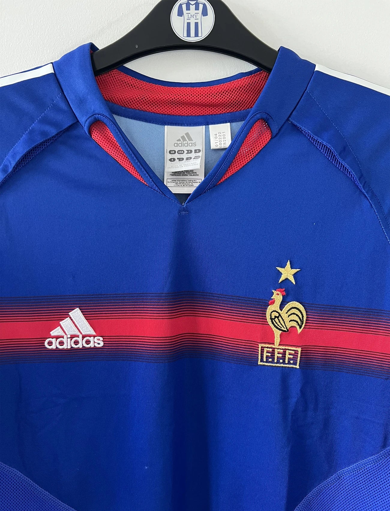 Maillot de foot vintage domicile de l'équipe de france 2004/2006. On peut retrouver l'équipementier adidas. Le maillot est floqué du numéro 10 Zinedine Zidane. Il s'agit d'un maillot authentique d'époque comportant l'étiquette 600222.