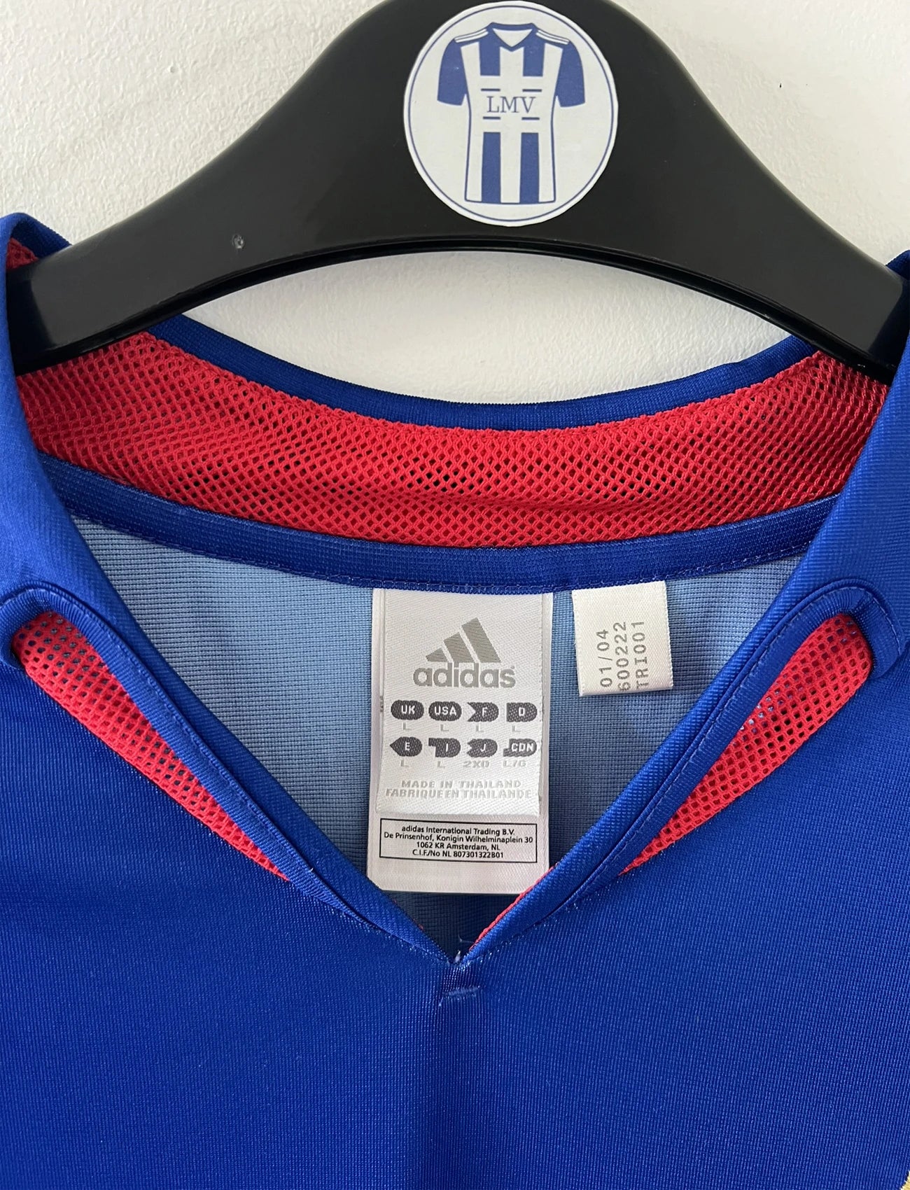 Maillot de foot vintage domicile de l'équipe de france 2004/2006. On peut retrouver l'équipementier adidas. Le maillot est floqué du numéro 10 Zinedine Zidane. Il s'agit d'un maillot authentique d'époque comportant l'étiquette 600222.