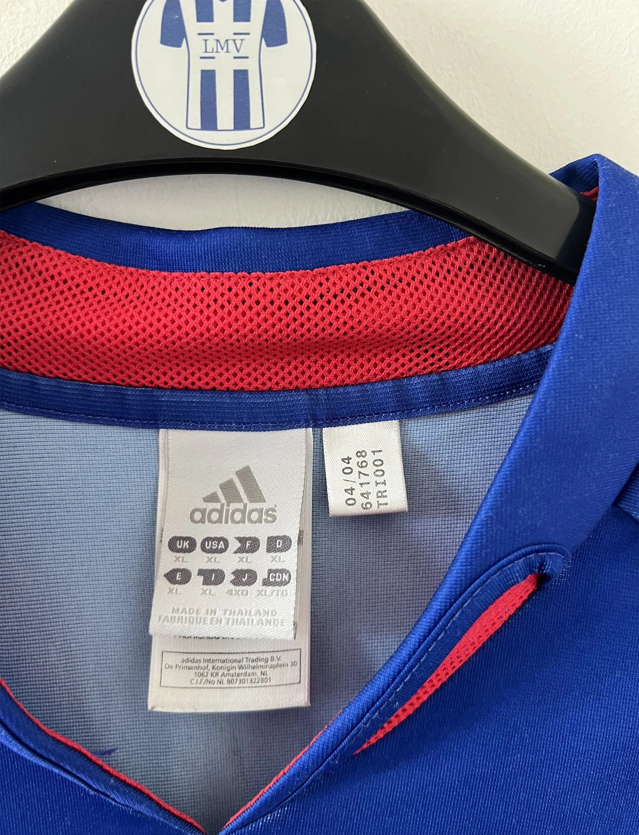 Maillot de foot vintage domicile bleu blanc et rouge de l'équipe de france 2004. On peut retrouver l'équipementier adidas. Il s'agit d'un maillot authentique d'époque comportant le numéro 641768
