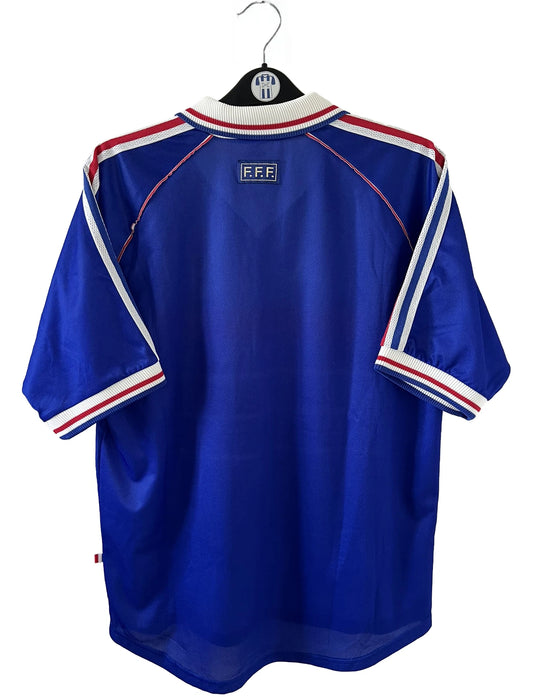 Maillot de foot vintage domicile bleu, blanc et rouge de l'équipe de france 1998. On peut retrouver l'équipementier adidas. Il s'agit d'un maillot authentique d'époque