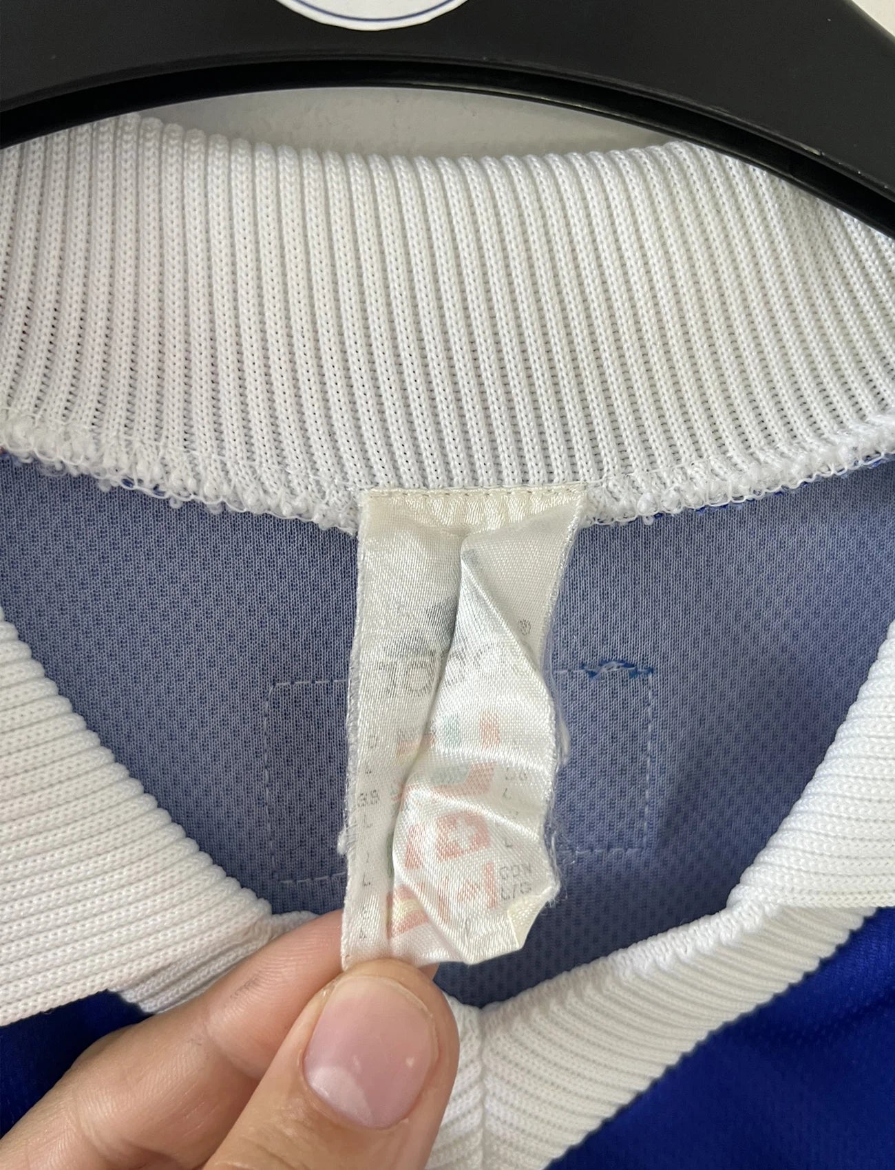 Maillot de foot vintage domicile bleu, blanc et rouge de l'équipe de france 1998. On peut retrouver l'équipementier adidas. Il s'agit d'un maillot authentique d'époque