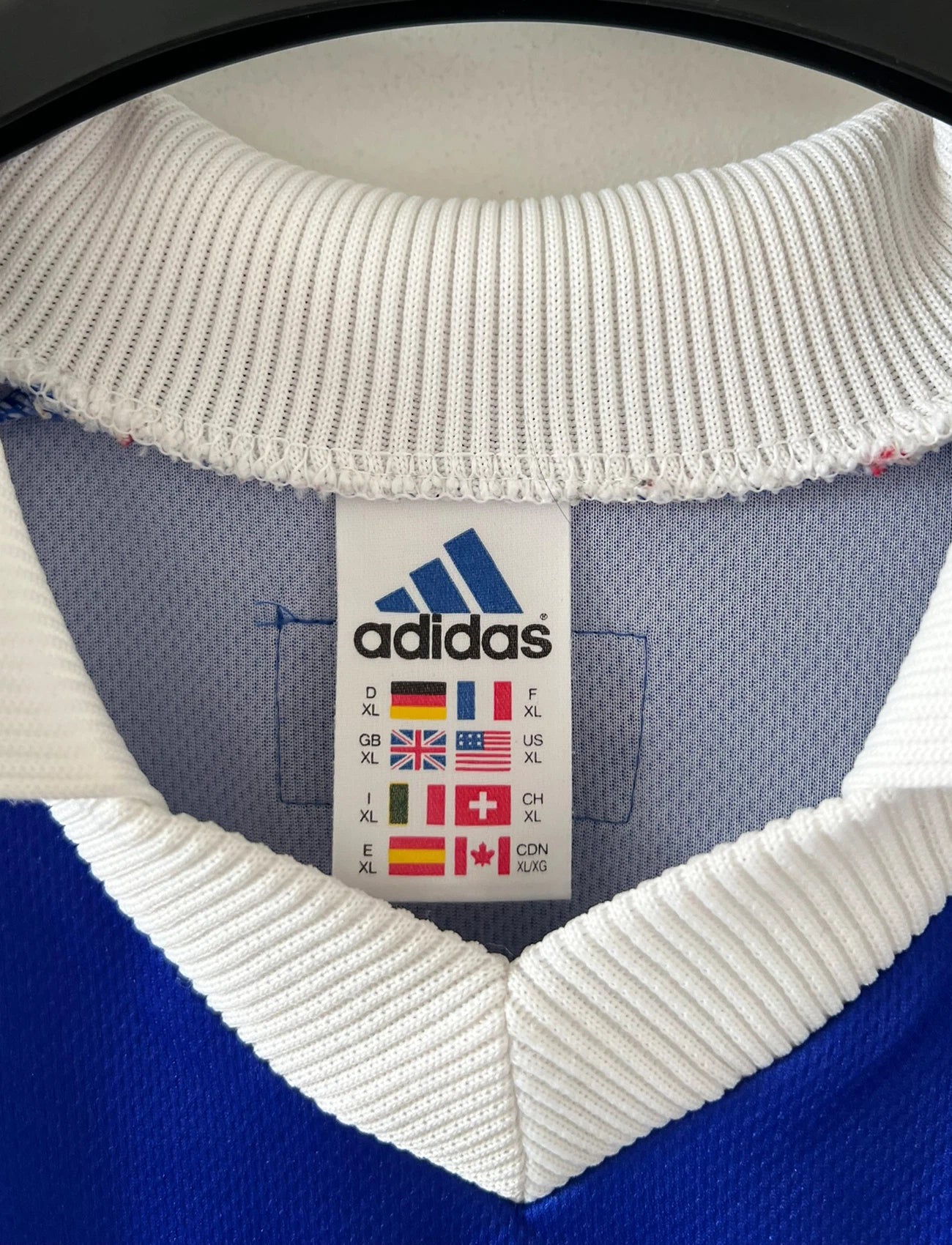 Maillot foot vintage domicile equipe de france 1998 bleu blanc et rouge. On peut retrouver l'équipementier adidas. Ils 'agit d'un maillot authentique d'époque floqué Zinedine Zidane