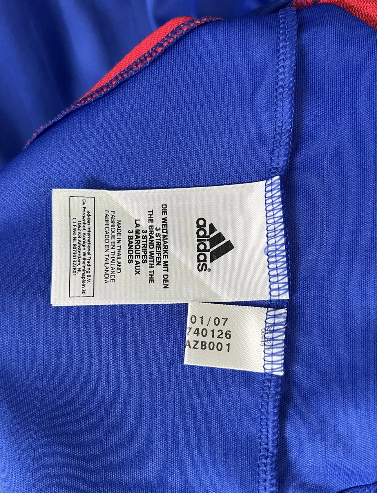 Maillot de foot vintage domicile bleu de l'équipe de france 2006. On peut retrouver l'équipementier Adidas. Le maillot est floqué du numéro 10 Zinedine Zidane. Il s'agit d'un maillot authentique d'époque comportant l'étiquette 740126.