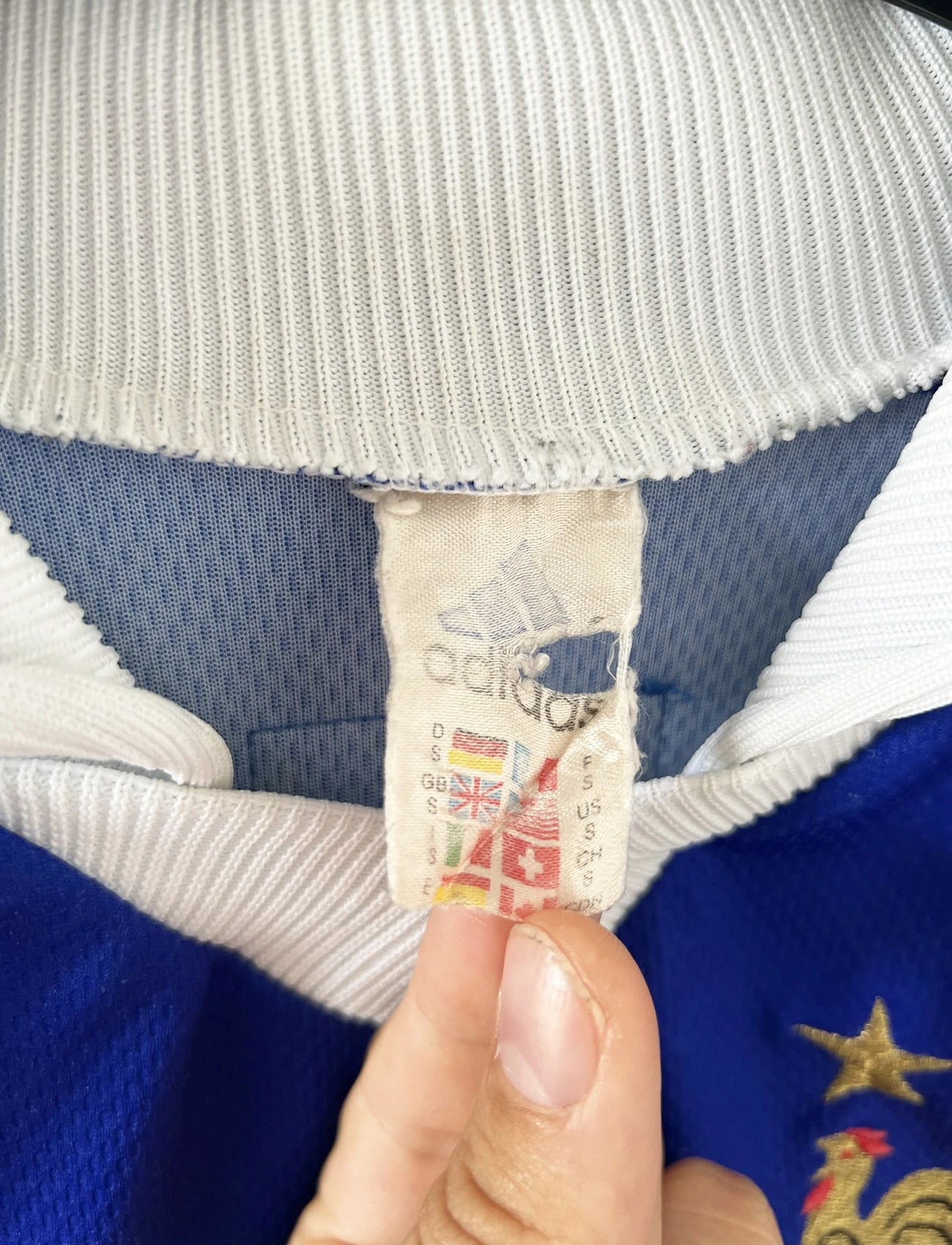 Maillot de foot vintage domicile bleu blanc et rouge de l'équipe de france lors de la coupe du monde 1998. On peut retrouver l'équipementier adidas. Le maillot est floqué du numéro 10 zinedine zidane. Il s'agit d'un maillot authentique d'époque.