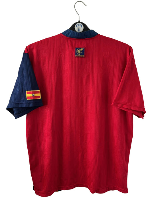 Maillot de foot vintage domicile rouge de l'Espagne 1996. On peut retrouver l'équipementier Adidas. Il s'agit d'un maillot authentique d'époque.