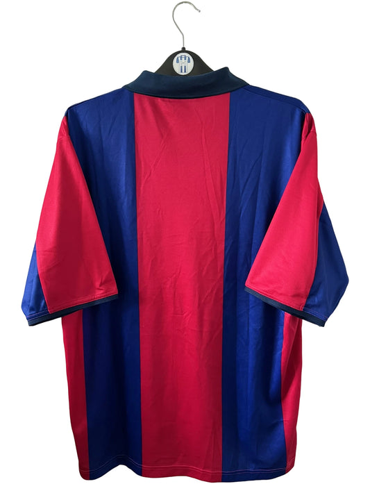 Maillot de foot vintage domicile bleu et rouge du FC Barcelone saison 2000/2001. On peut retrouver l'équipementier Nike. Il s'agit d'un maillot authentique d'époque.