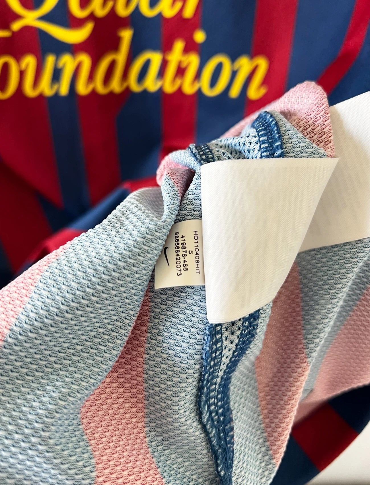 Maillot de foot vintage domicile rouge et bleu du FC Barcelone 2011/2012. On peut retrouver l'équipementier Nike et le sponsor Qatar Foundation. Le maillot est floqué du numéro 10 Lionel Messi. Il s'agit d'un maillot authentique d'époque